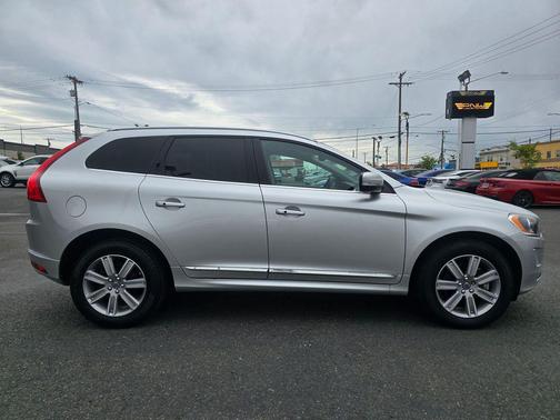 Bright Silver Metallic 2017 Volvo XC60 T5 Inscription