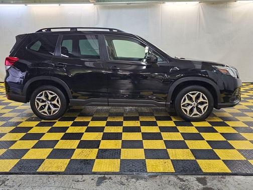 Crystal Black Silica 2022 Subaru Forester Premium