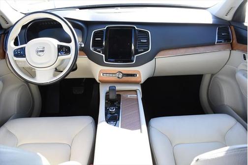 2022 Volvo XC90 Recharge Plug-In Hybrid T8 Inscription Expression 7 Passenger