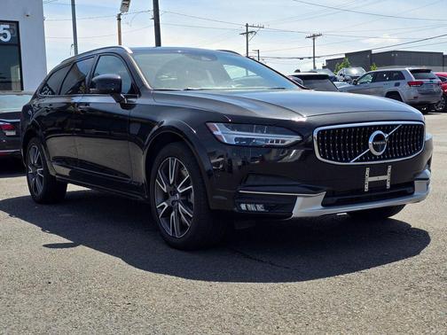 Onyx Black Metallic 2017 Volvo V90 Cross Country T6