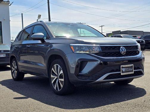 Platinum Gray Metallic 2023 Volkswagen Taos 1.5T SE