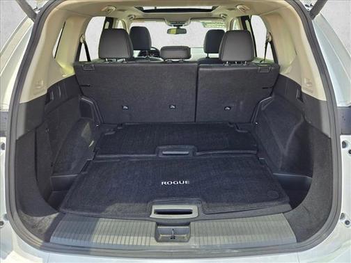 Everest White Pearl Tricoat 2026 Nissan Rogue Platinum