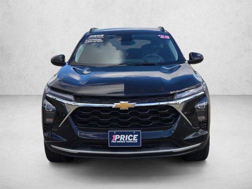 Mosaic Black Metallic 2025 Chevrolet Trax LT