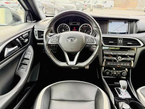 2017 INFINITI QX30 Sport