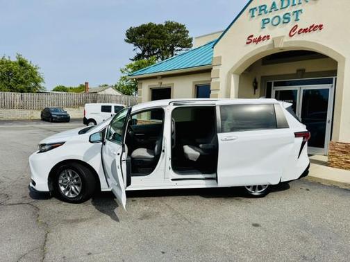 2022 Toyota Sienna LE