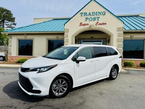 2022 Toyota Sienna LE