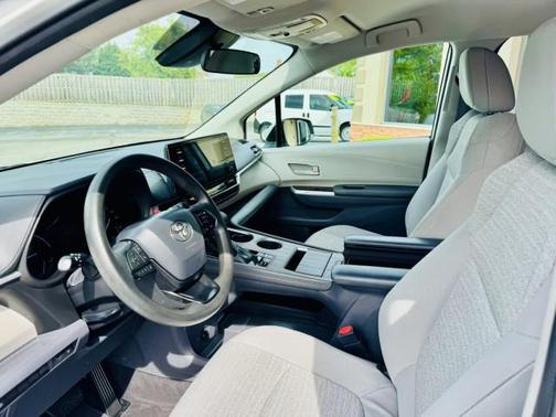 2022 Toyota Sienna LE