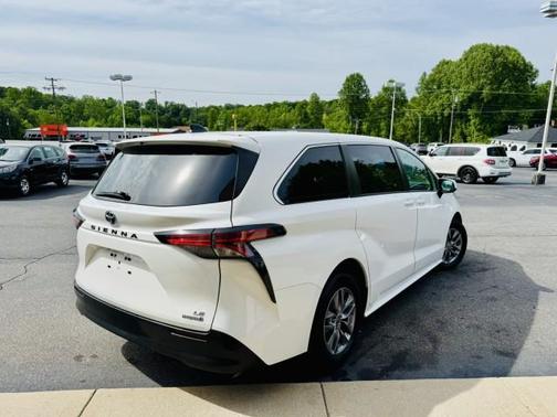 2022 Toyota Sienna LE