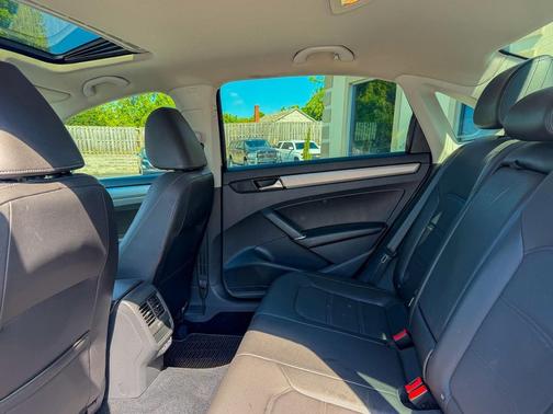 Platinum Gray Metallic 2020 Volkswagen Passat 2.0T SE