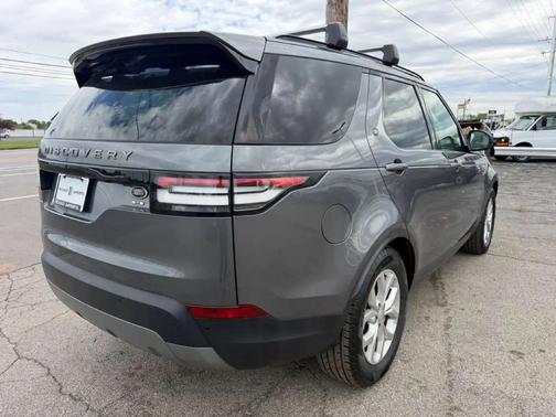 Gray 2018 Land Rover Discovery SE