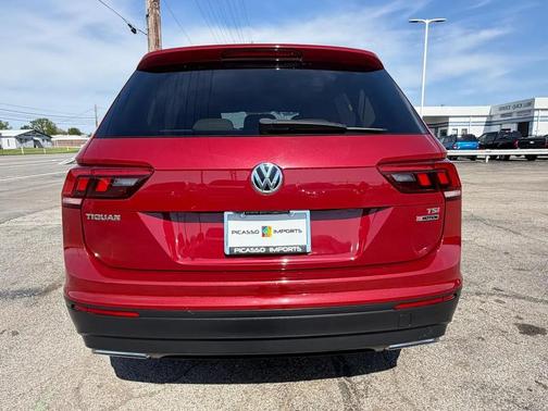 Burgundy 2018 Volkswagen Tiguan 2.0T SE 4MOTION