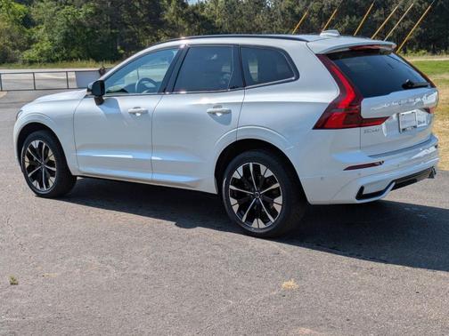 Crystal White Metallic 2026 Volvo XC60 B5 Plus