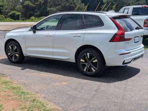 Crystal White Metallic 2026 Volvo XC60 Plug-In Hybrid T8 Core