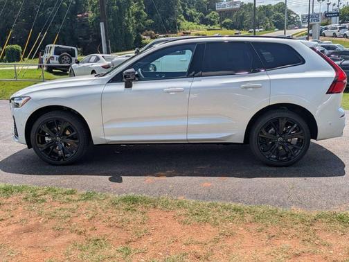 Crystal White Metallic 2026 Volvo XC60 B5 Ultra Black Edition