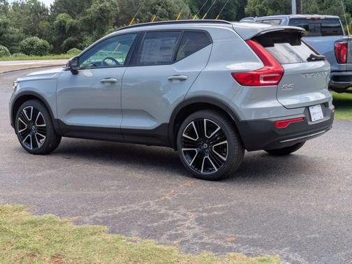 Metallic 2026 Volvo XC40 B5 Ultra