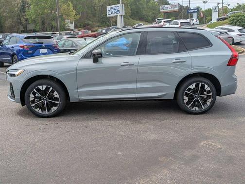 Metallic 2026 Volvo XC60 B5 Plus