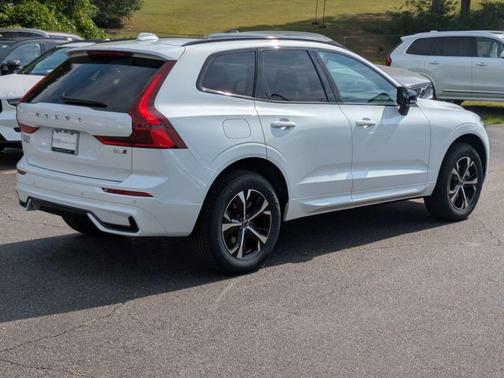 Crystal White Metallic 2026 Volvo XC60 B5 Core