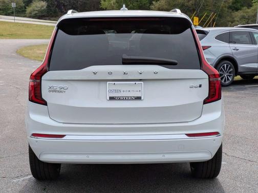 Crystal White Pearl 2026 Volvo XC90 B6 Plus 7-Seater