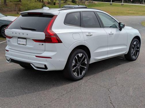 Crystal White Metallic 2026 Volvo XC60 B5 Plus
