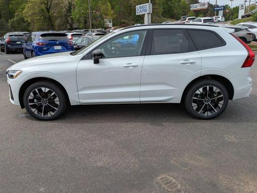Crystal White Metallic 2026 Volvo XC60 B5 Plus