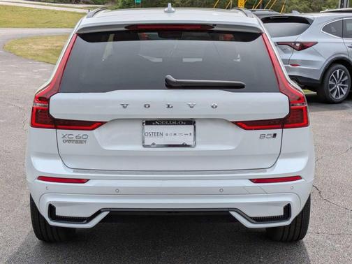 Crystal White Metallic 2026 Volvo XC60 B5 Plus