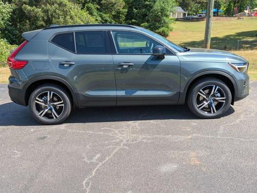 Forest Green 2026 Volvo XC40 B5 Core