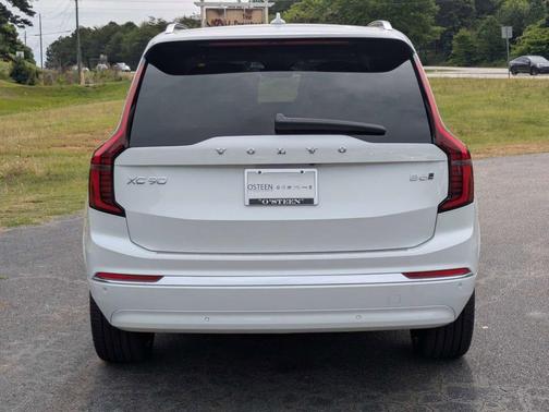 Crystal White Pearl 2026 Volvo XC90 B6 Plus 7-Seater