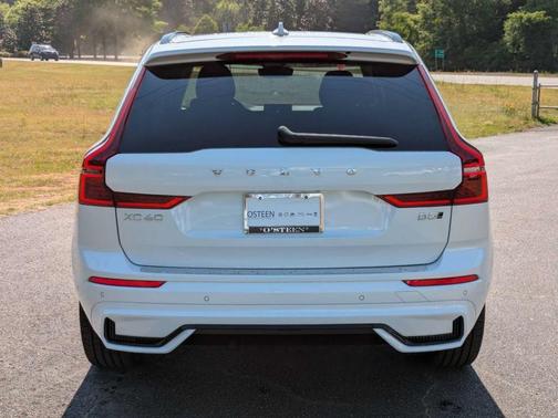 Crystal White Metallic 2026 Volvo XC60 B5 Plus