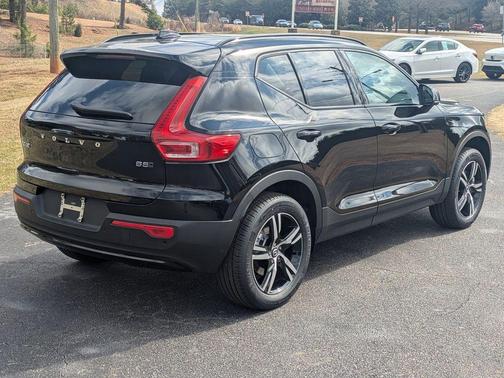 Onyx Black 2026 Volvo XC40 B5 Core