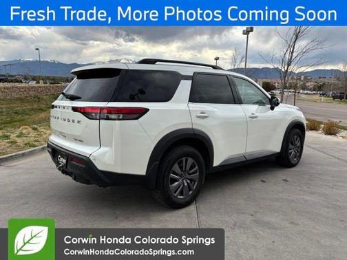 White 2024 Nissan Pathfinder SV