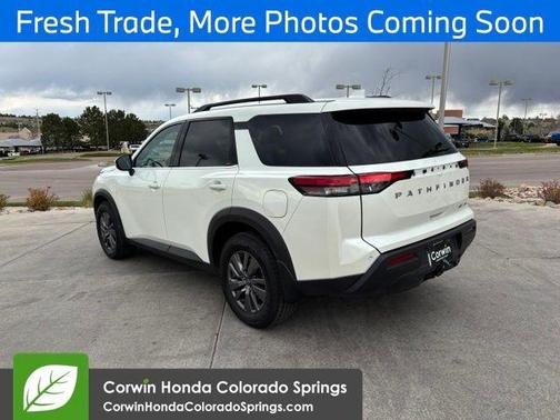 White 2024 Nissan Pathfinder SV