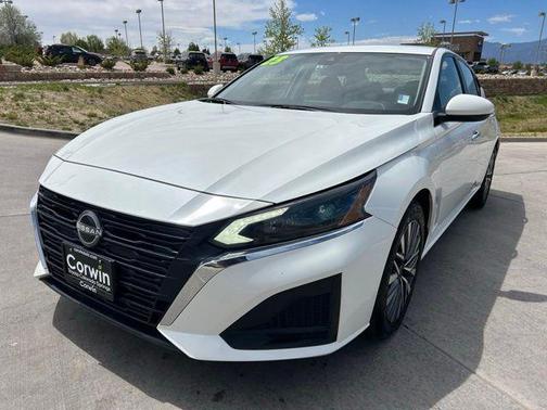 White 2023 Nissan Altima 2.5 SV