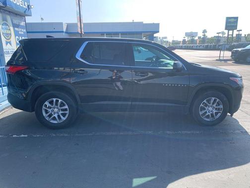 Mosaic Black Metallic 2020 Chevrolet Traverse LS