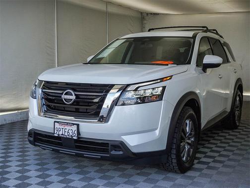 2025 Nissan Pathfinder SV