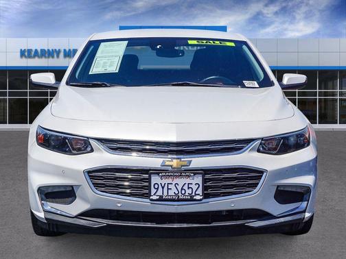 Iridescent Pearl Tricoat 2017 Chevrolet Malibu 1LT