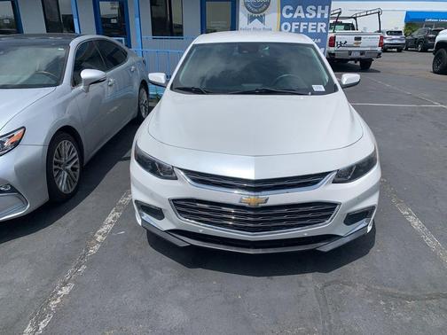 Iridescent Pearl Tricoat 2017 Chevrolet Malibu 1LT