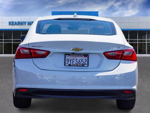 Iridescent Pearl Tricoat 2017 Chevrolet Malibu 1LT