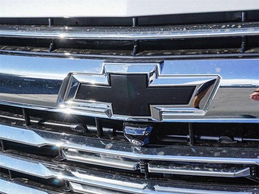 Polar White Tricoat 2026 Chevrolet Suburban Premier