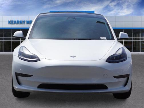 Pearl White Multi-Coat 2022 Tesla Model 3 Performance