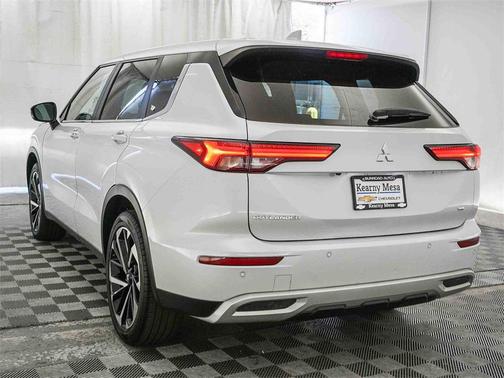 2023 Mitsubishi Outlander SE