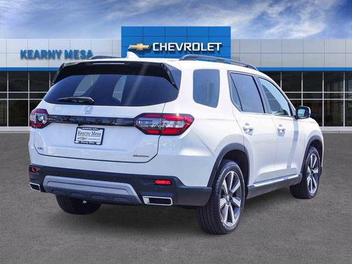 Platinum White Pearl 2023 Honda Pilot Touring 8-Passenger