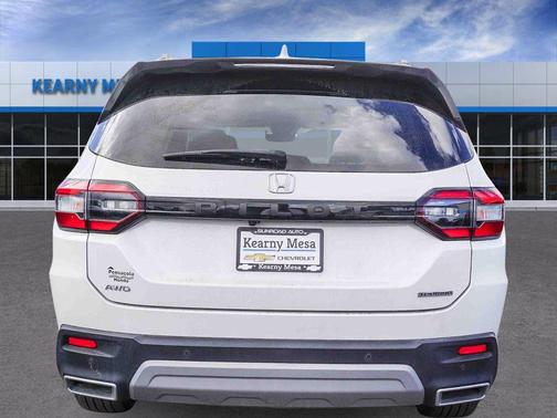 Platinum White Pearl 2023 Honda Pilot Touring 8-Passenger
