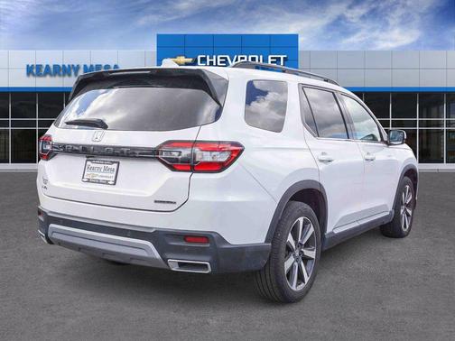Platinum White Pearl 2023 Honda Pilot Touring 8-Passenger