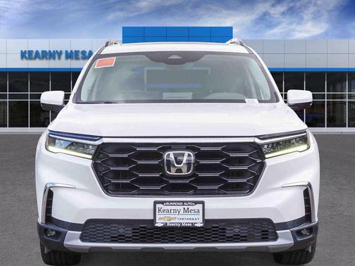 Platinum White Pearl 2023 Honda Pilot Touring 8-Passenger