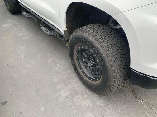 Summit White 2022 Chevrolet Silverado 1500 Custom Trail Boss
