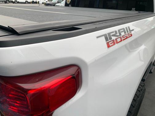 Summit White 2022 Chevrolet Silverado 1500 Custom Trail Boss