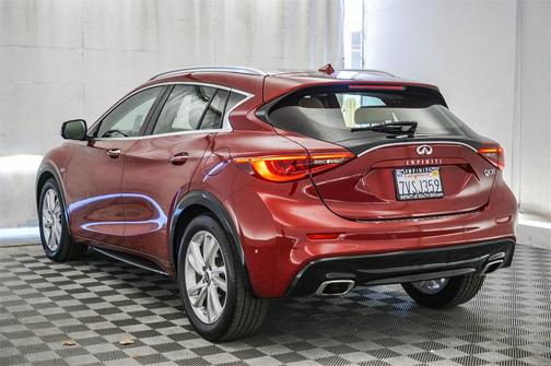 2017 INFINITI QX30 Premium
