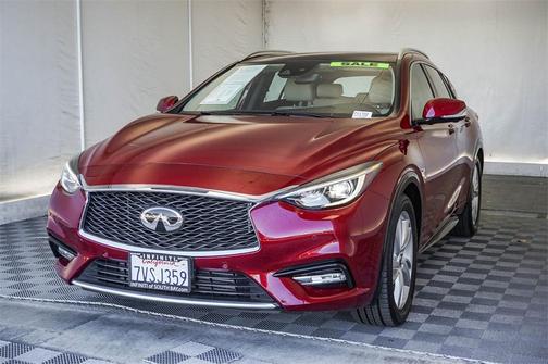 2017 INFINITI QX30 Premium