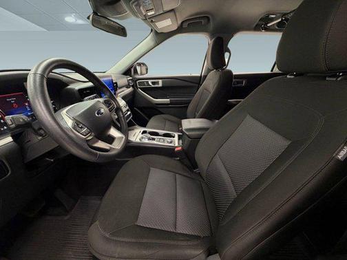 Iconic Silver Metallic 2024 Ford Explorer XLT