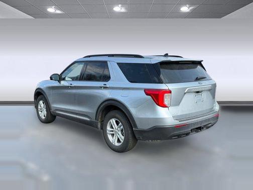 Iconic Silver Metallic 2024 Ford Explorer XLT